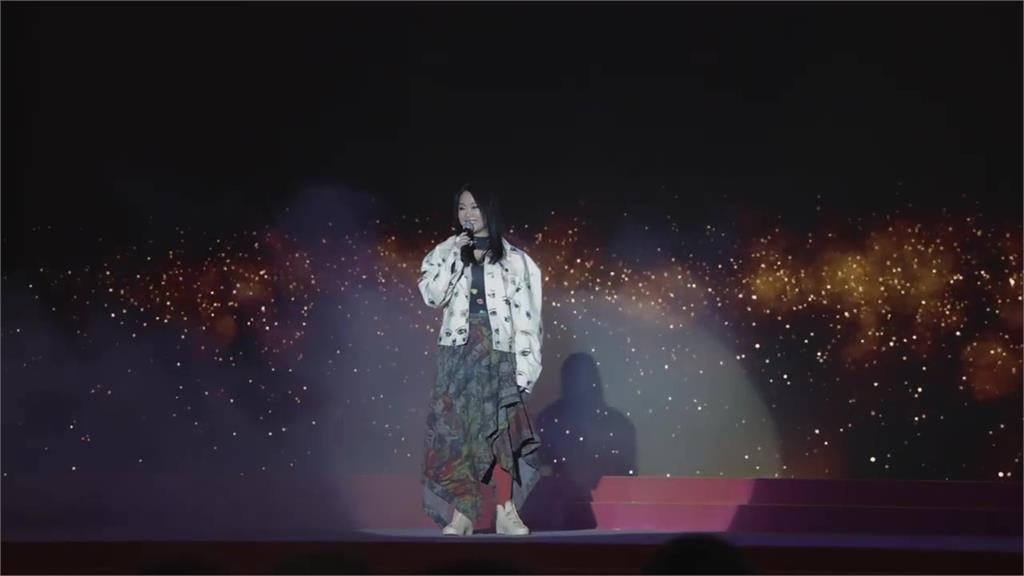 48岁许美静现身唱《城里的月光》网喊:回忆的声音