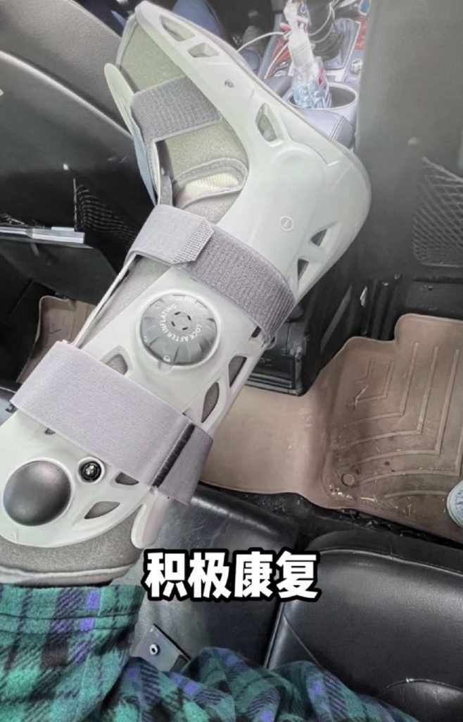 陈学冬出严重车祸 左腿肌肉萎缩坐轮椅