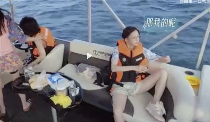 于文文录节目坐姿太豪迈 制作组忙打马赛克