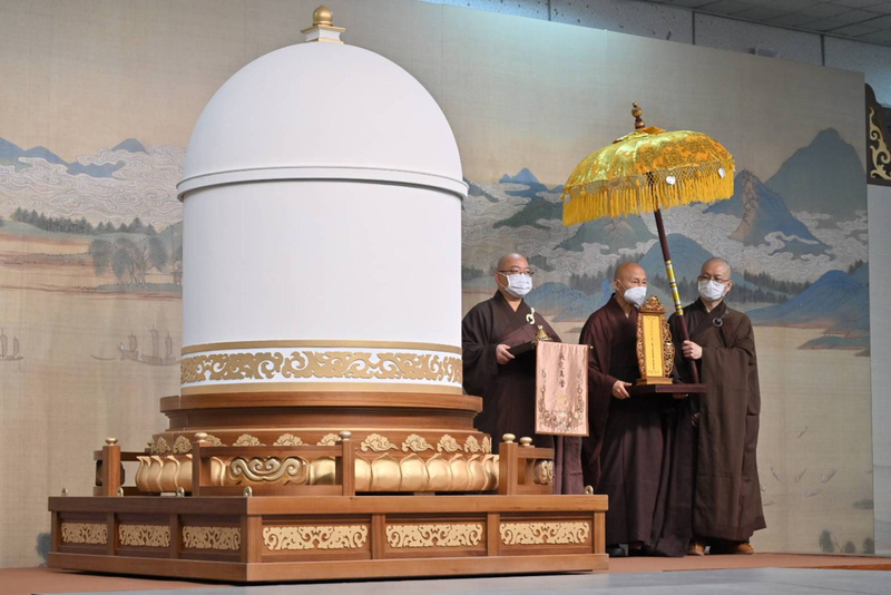 封面主文∕已签 星云大师圆寂 “讣闻列三不” 信众一早涌入追悼不舍流泪