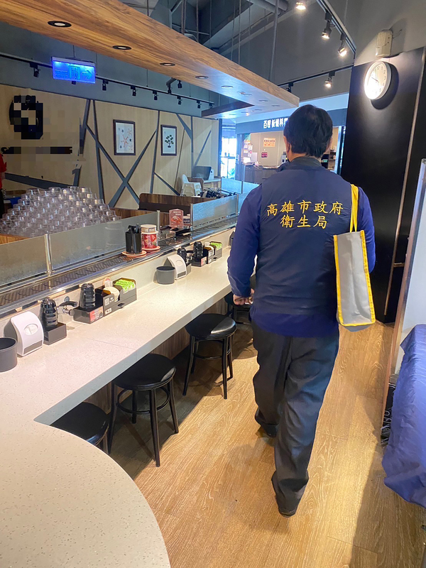 拼盘/台惊现寿司郎事件翻版 争鲜男客三度触碰食物