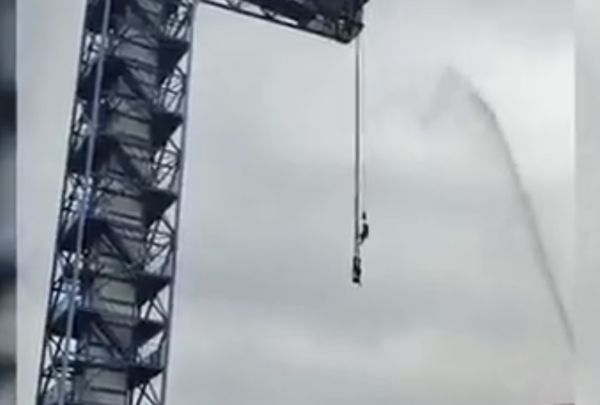 拼盘/高空弹跳传两人受困倒挂!游乐园喊冤:情侣放闪“抱著死不上来”