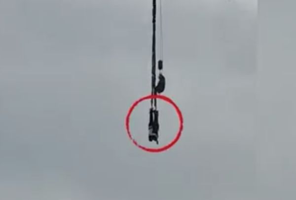 拼盘/高空弹跳传两人受困倒挂!游乐园喊冤:情侣放闪“抱著死不上来”