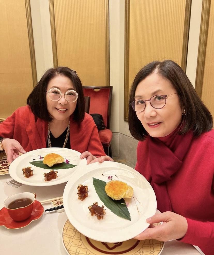 李司棋汪明荃同框撞造型 化身Twins饭聚勾回忆杀