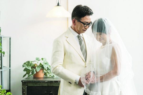 爱情长跑逾30年 59岁袁富华低调娶妻