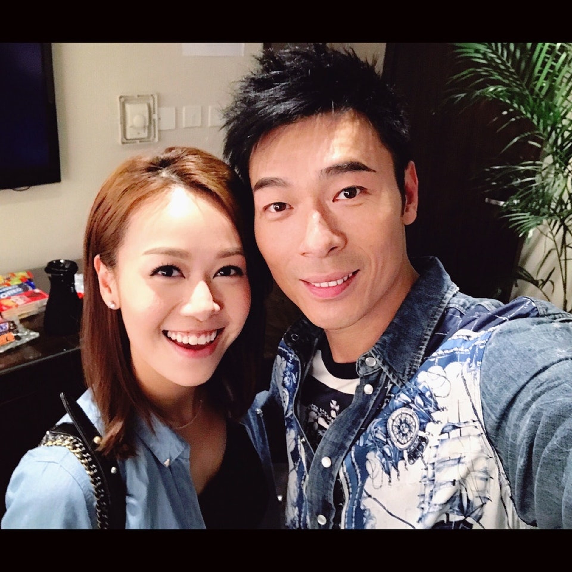 黄心颖妖艳裸背复出 转型做跳唱歌手