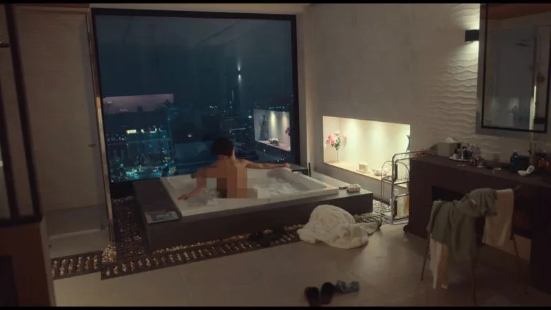 《黑暗荣耀2》空姐全裸掀争议 网轰:没必要露!