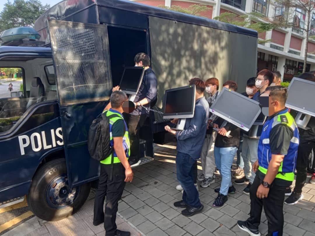 冼都警方突击甲洞公寓 抓获21名涉赌人员