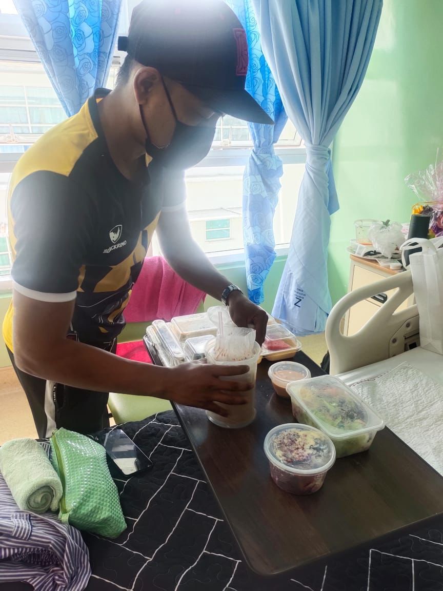 夫探病外带美食制造惊喜 妻:像开派对其他病人也加入
