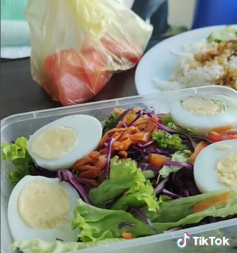 夫探病外带美食制造惊喜 妻:像开派对其他病人也加入