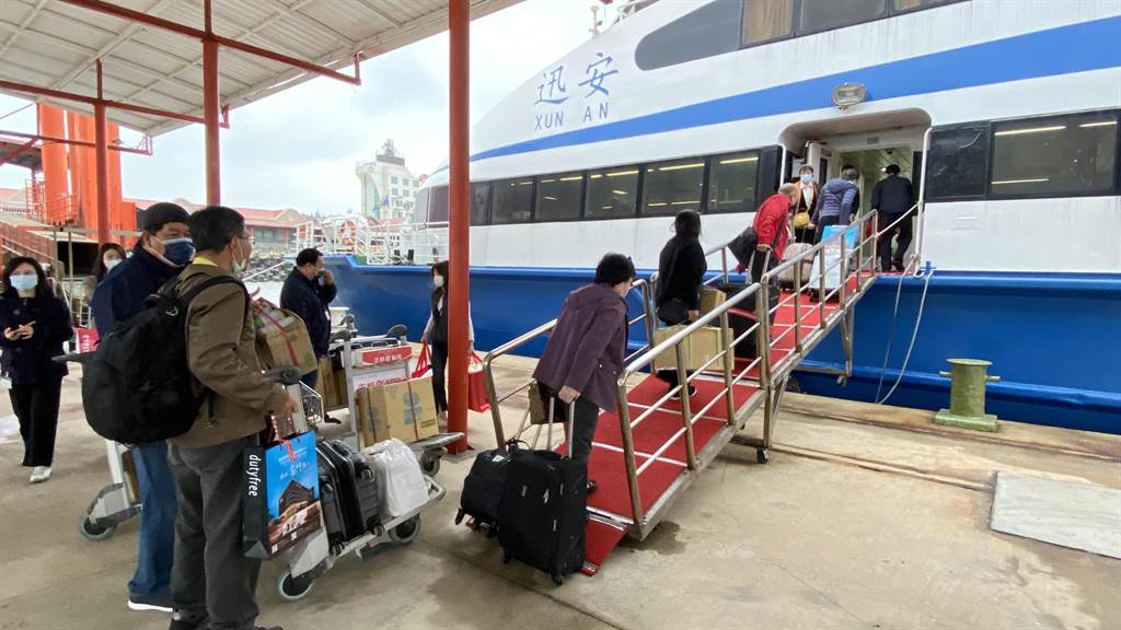 小三通开放客运中转首日 台商开心搭船齐呼:早该通了