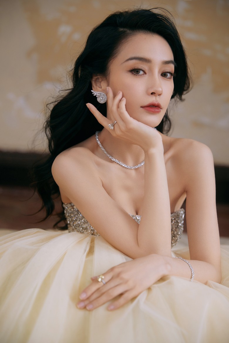 微博之夜|4天后同框胡歌全网激动 唐嫣迟到被拦场外