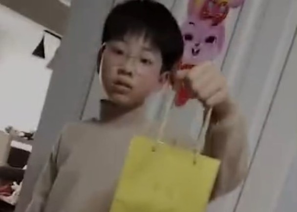 拼盘/9岁童用压岁钱 买金银饰物赠家人