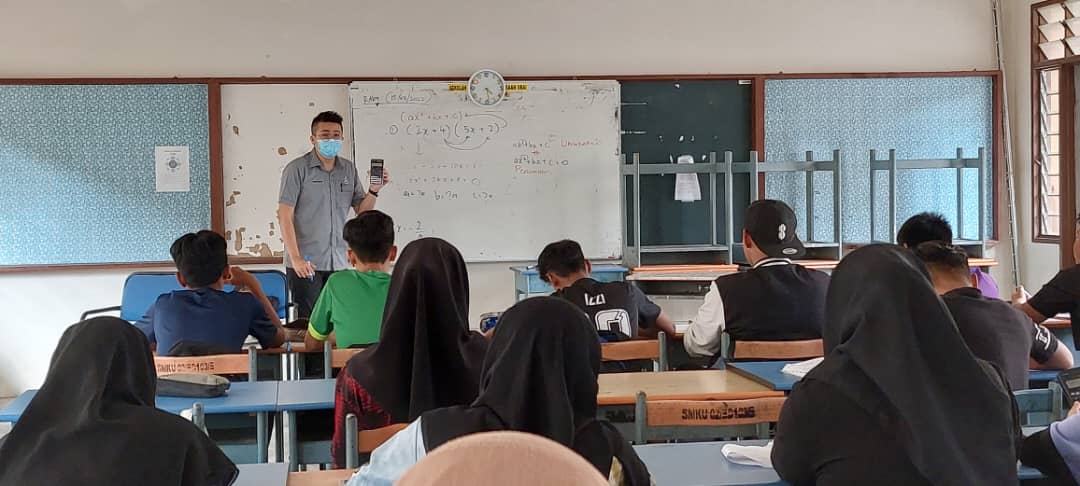 17岁的曾智杰已开始为中四及中五的学生提供义务数学补习,此义务补习至今已走过约7年的光阴,他也为超过500名学生提供了义务补习。