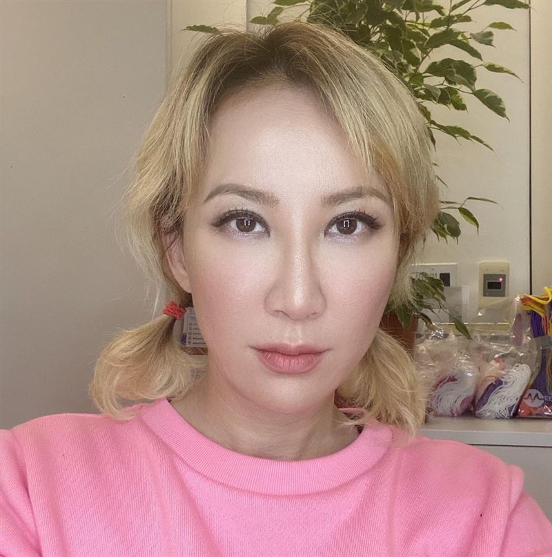 李玟手术后靠助行器代步 2原因无法坐轮椅
