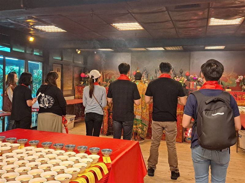 杨紫琼封后有预兆? 赴台点灯遇喜鹊报喜