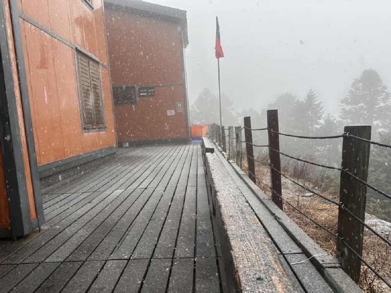 看世界/玉山3月飘雪 创设站80年来最迟降雪纪录