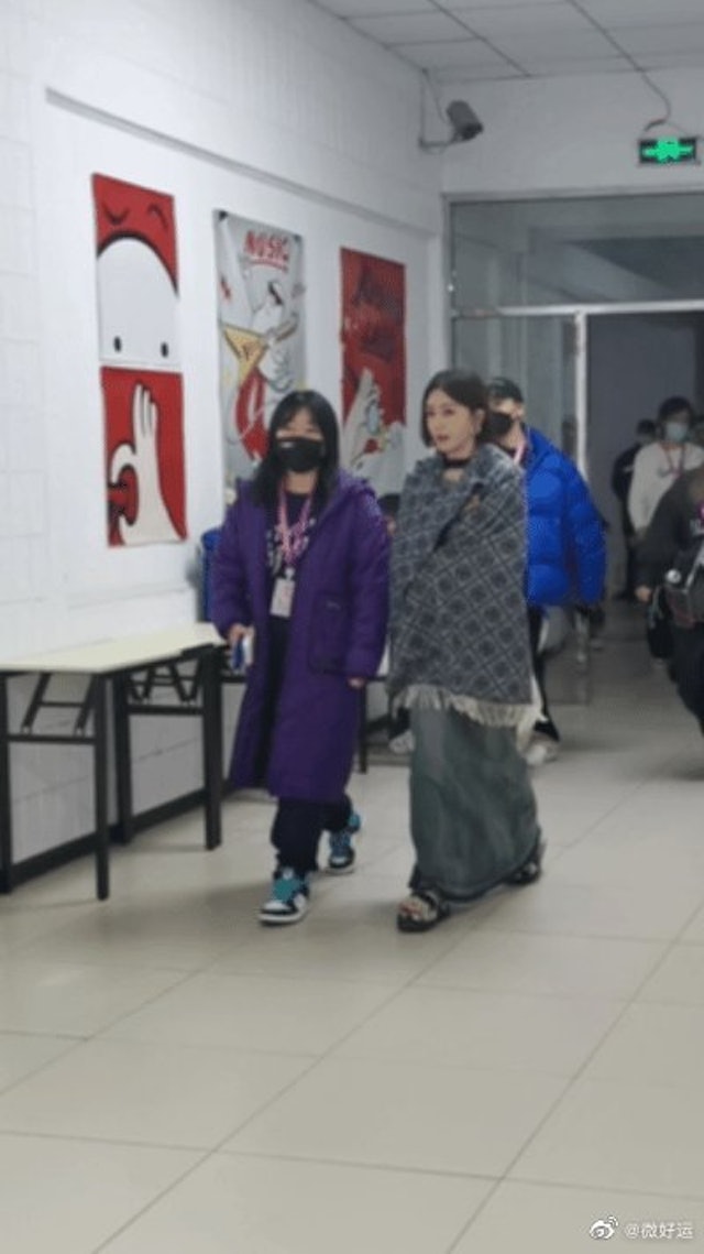 秦岚身高疑报大数 被厚底鞋出卖?