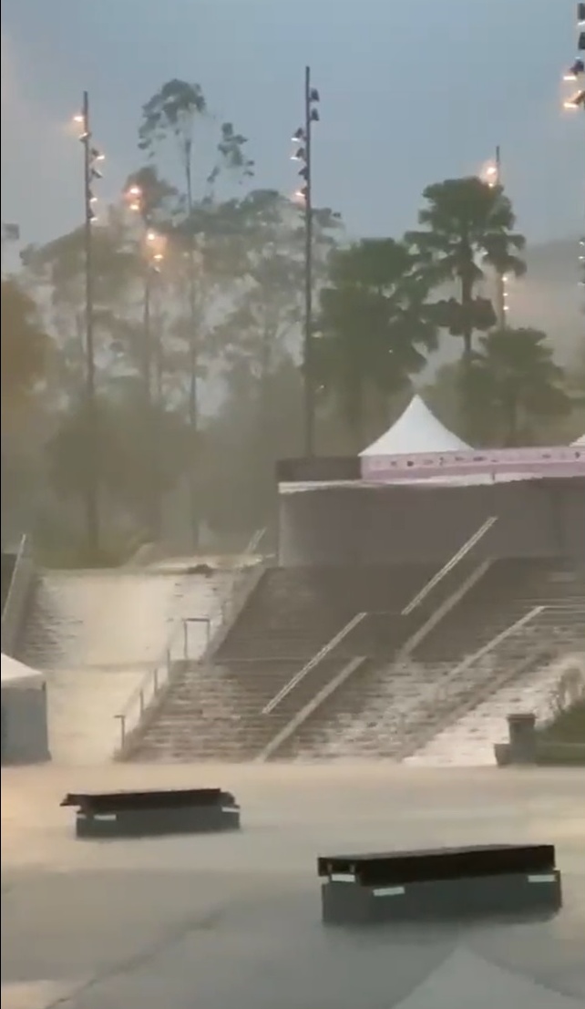 视频|连日多雨体育场淹水 Blackpink粉:演唱会场地安全吗?