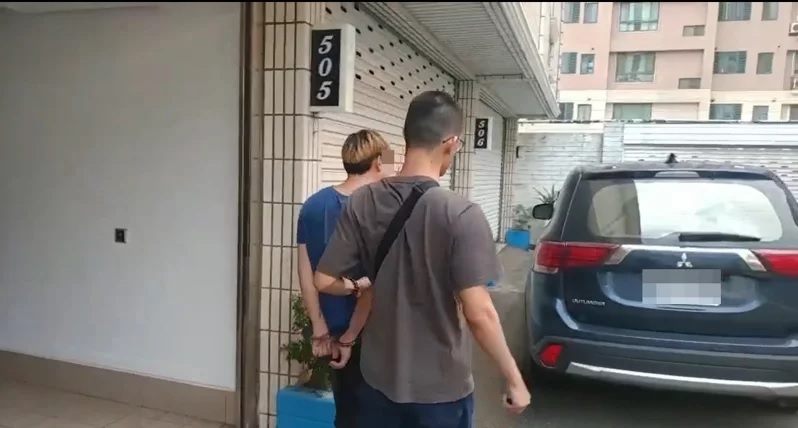 2女怪姿陈尸旅馆楼梯间 嫌犯开毒趴时落网
