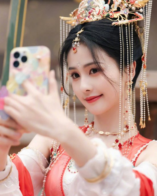 婚服被调侃像肥牛卷 白鹿幽默回7个字