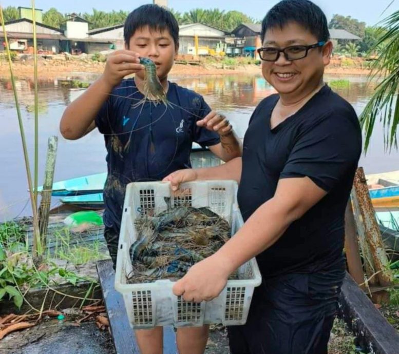 热到大头虾也浮河面 村民徒手抢抓虾