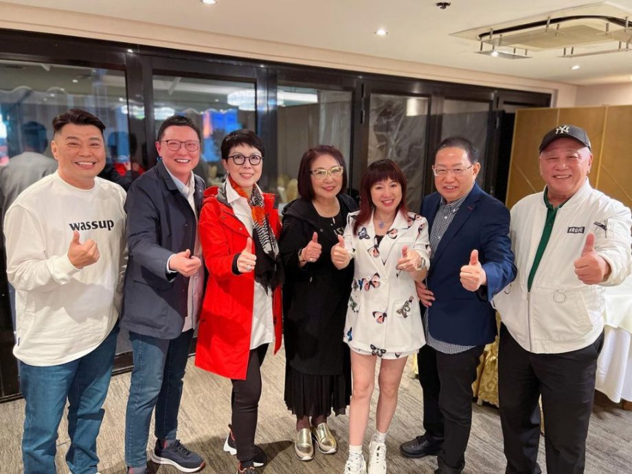 《溏心风暴》“大细契”聚餐 关菊英同性密友同行