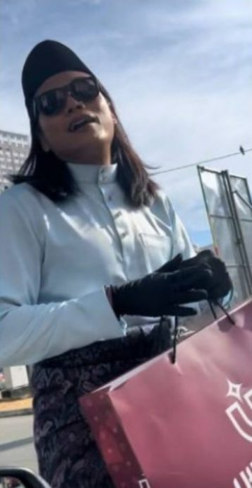 不卖芒果、纸巾 一群小伙路口卖服装!