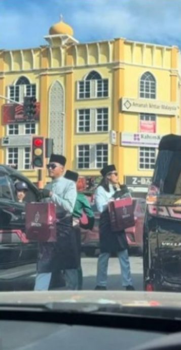 不卖芒果、纸巾 一群小伙路口卖服装!
