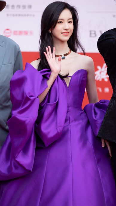 北影节红毯|陈都灵胸前缝线裂开 被酸咖位低借不到好礼服