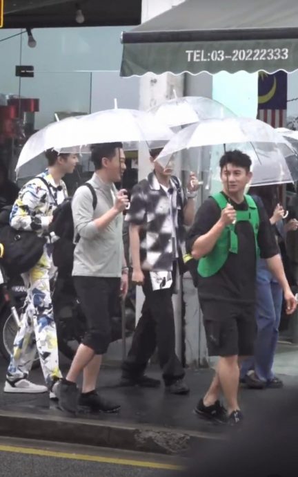 吴奇隆林峰丁禹兮蔡静文陈立农 撑伞逛茨厂街吸粉“追星”