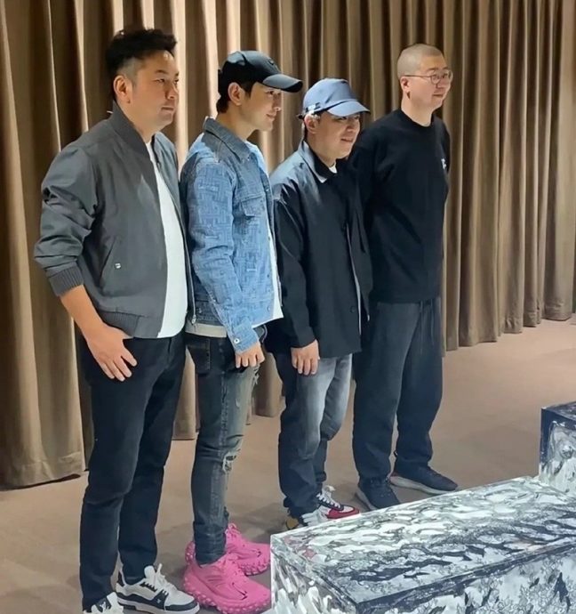 坚持穿皮鞋玩游戏 黄晓明鞋底厚度成焦点