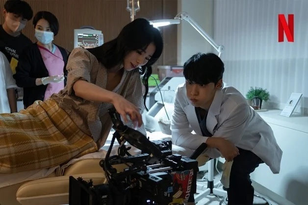 愚人节闪光弹|《黑暗》李到晛林智妍爆热恋 情侣装约会照成铁证