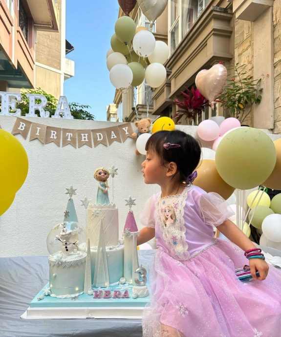 杨茜尧爱女3岁生日派对 锺嘉欣惊喜携子女送祝福