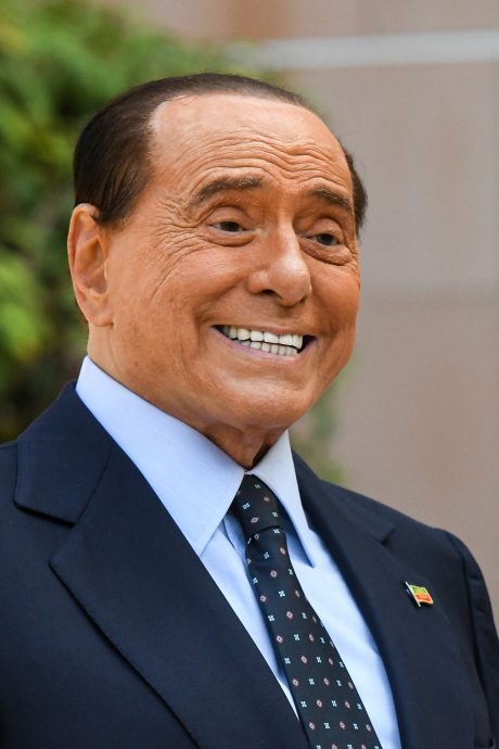 看世界两图)前意大利总理贝卢斯科尼身体不适 送加护病房过夜