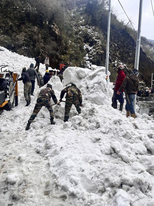 看世界)印度锡金邦发生雪崩 6游客死30人伤