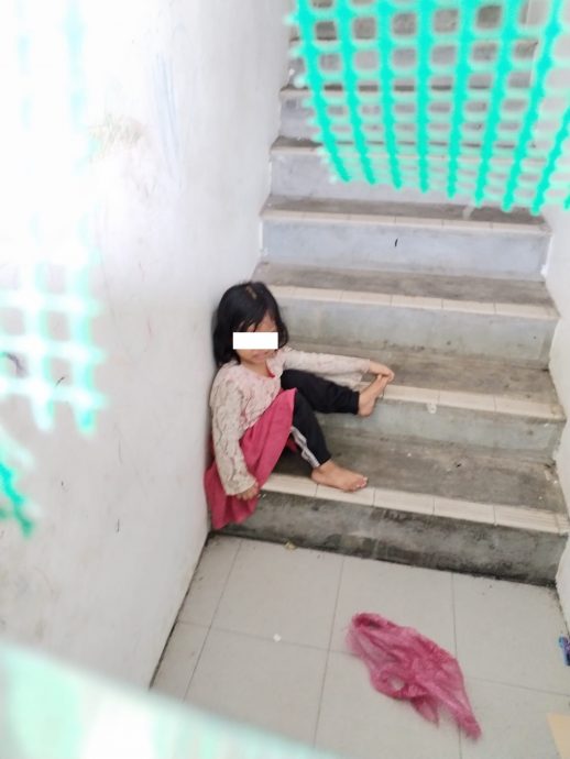 老师揭小孩被弃楼梯口饿了大哭 母忙工作:“他们哭累会睡别担心”