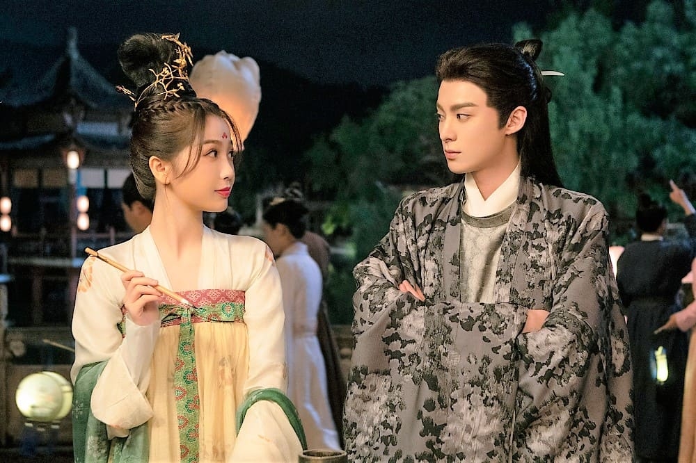 虞书欣美式复古辣妹装扮 蹲垃圾桶旁滑手机全被拍