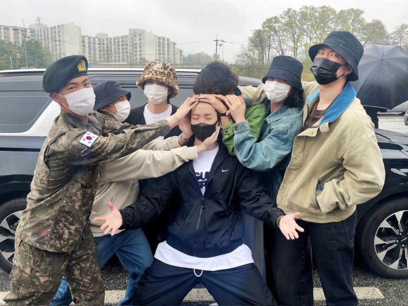 (设明天上网)BTS成员J-hope当兵爆耍特权 部队出面否认
