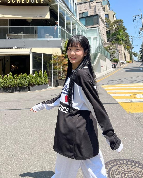 33岁李侑菲绑双丸子头被批装嫩 幽默反击酸民