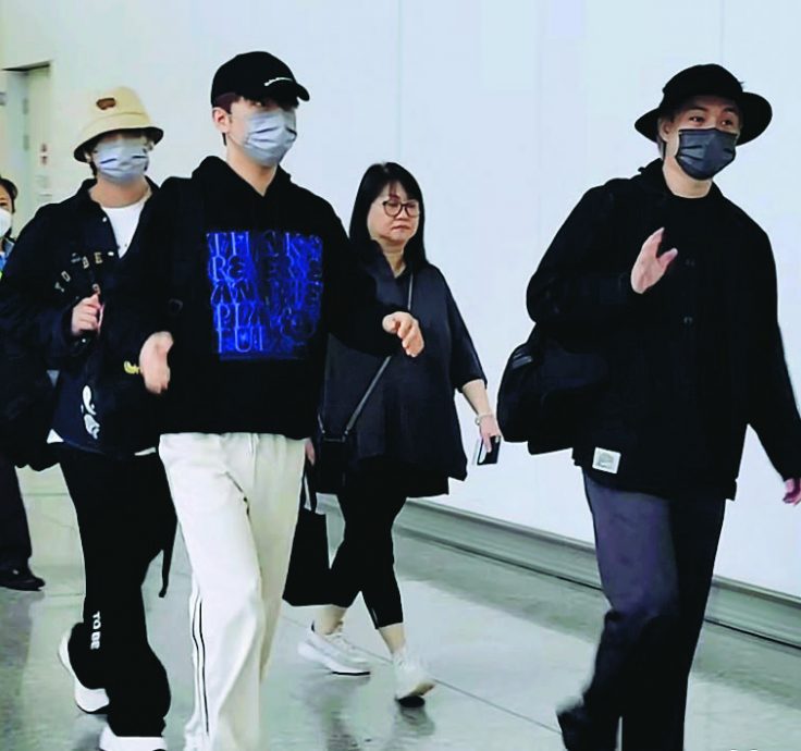 80岁姜糖机场接机 姜涛暖心举动获赞天使