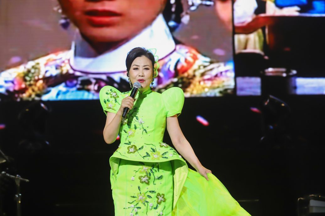与汪明荃耍花枪放闪 罗家英耍太极唱到喘