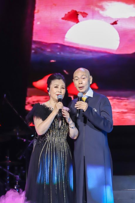 与汪明荃耍花枪放闪 罗家英耍太极唱到喘