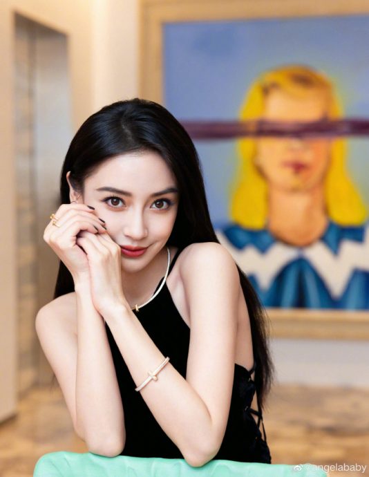 亲密耳语神秘西装男 Angelababy有新欢?