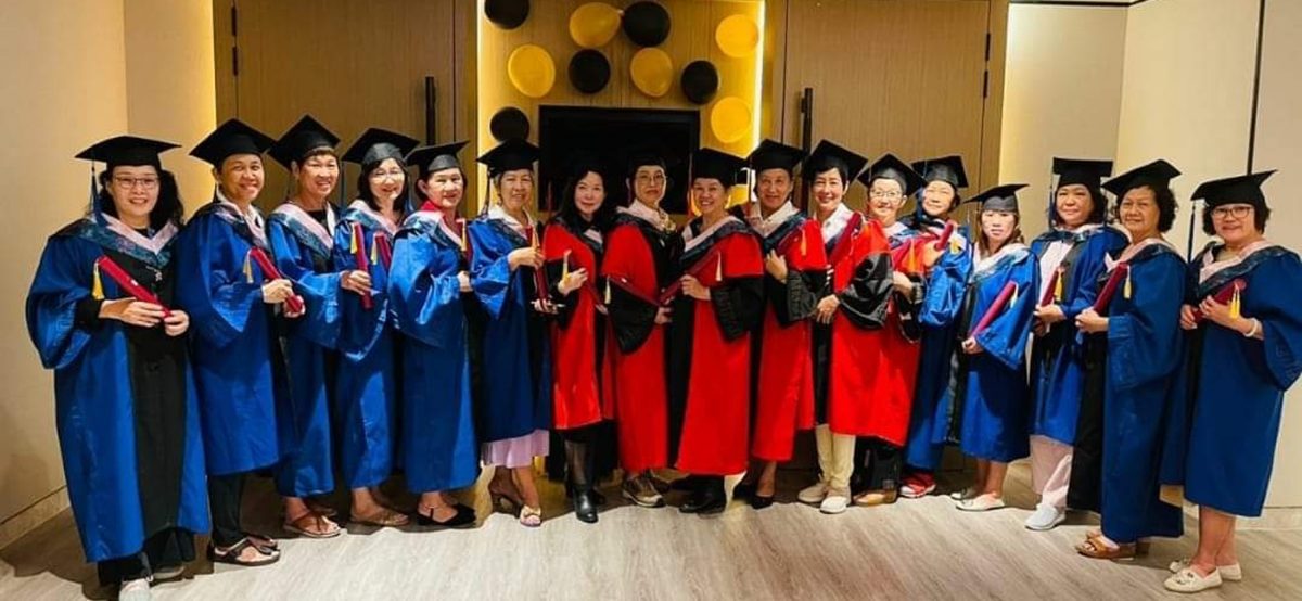 全国版/【暖势力】/未签/祖父母级老同学 补办迟50年毕业礼