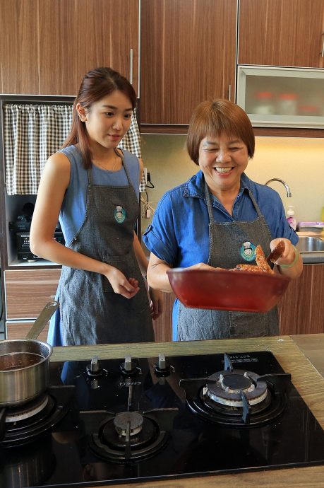 吴俐璇周雪婷 角色对调给妈妈做道菜
