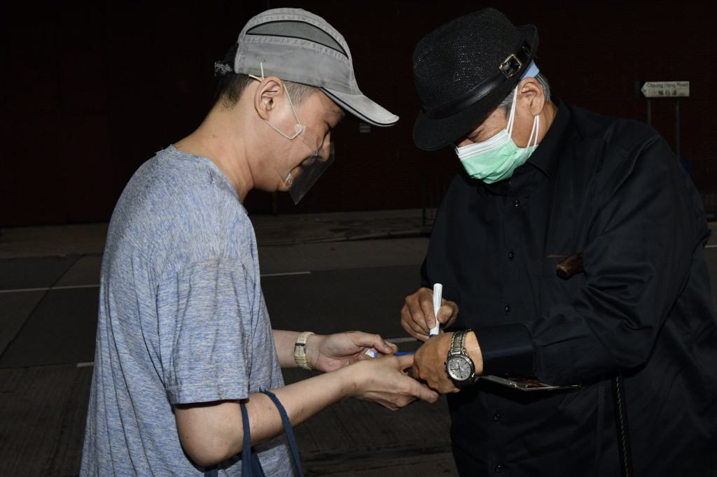 吴耀汉设灵播《五福星》 洪金宝致哀被影迷索签名