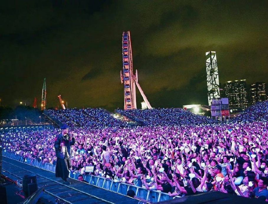 周董港开唱场外挤爆 粉丝爬墙包游艇超疯狂
