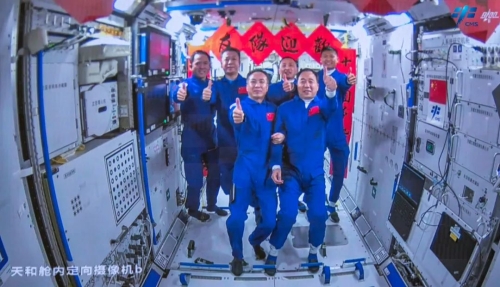 太空会师2.0来了 神十五神十六乘组拍全家福