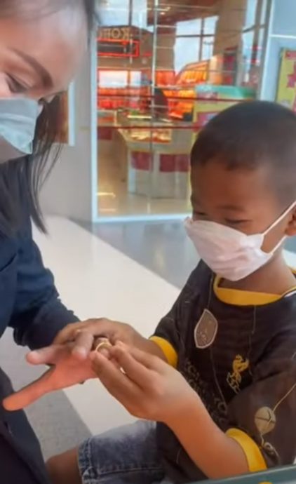 拚盘/母亲节最佳礼物 泰国男童储一箱零钱 惊喜买戒指送妈妈